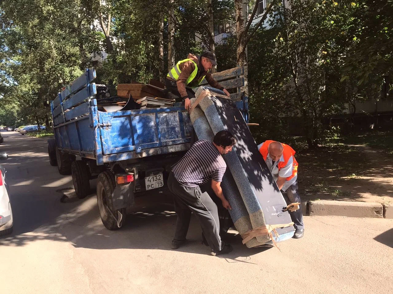 Профессиональный вывоз крупногабаритного мусора в Большой Камне в октябре