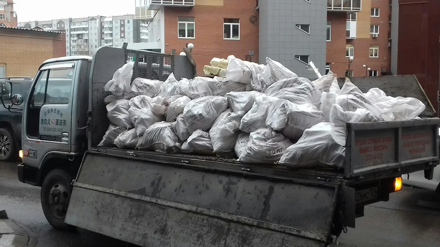 Вывоз строительного мусора в Большой Камне в октябре