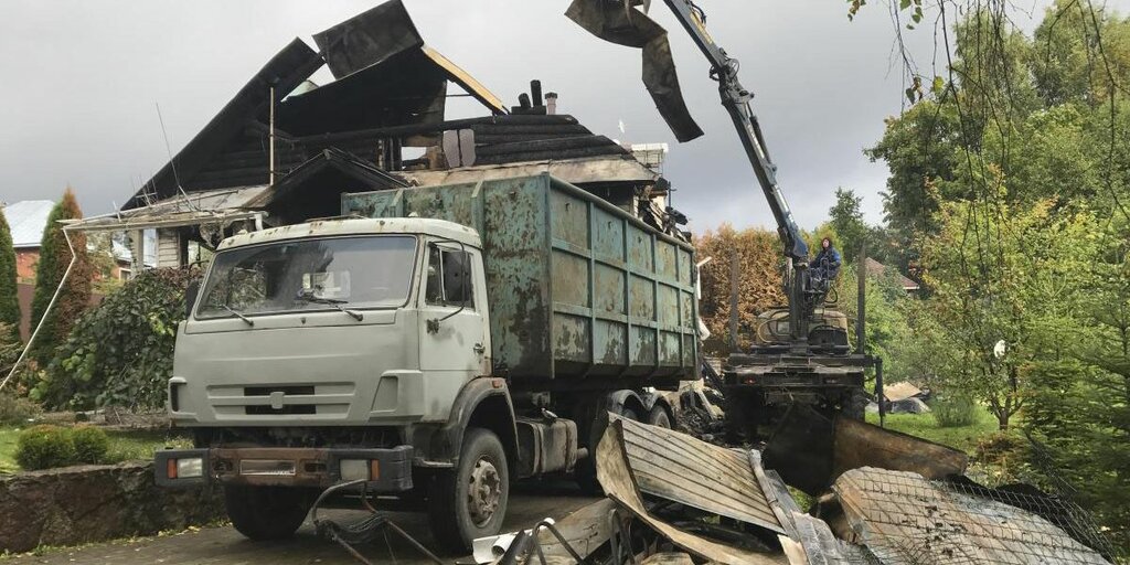 Вывоз мусора после пожара с утилизацией в Большой Камне в октябре