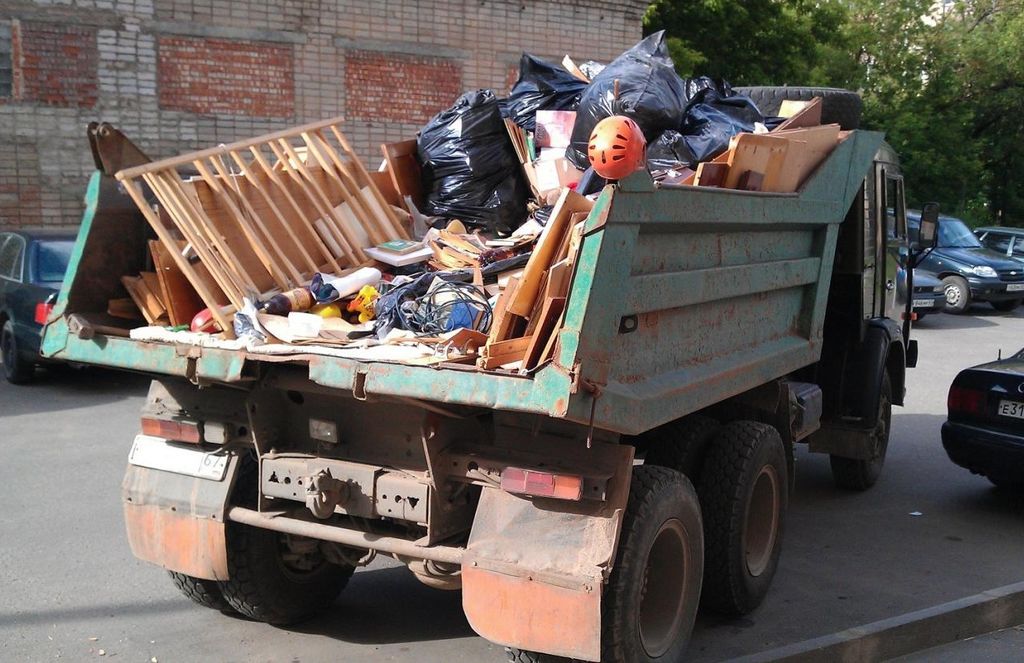 Вывоз мусора из магазина в Большой Камне от ПроМусор: услуги, цена от 1775 руб., утилизация отходов