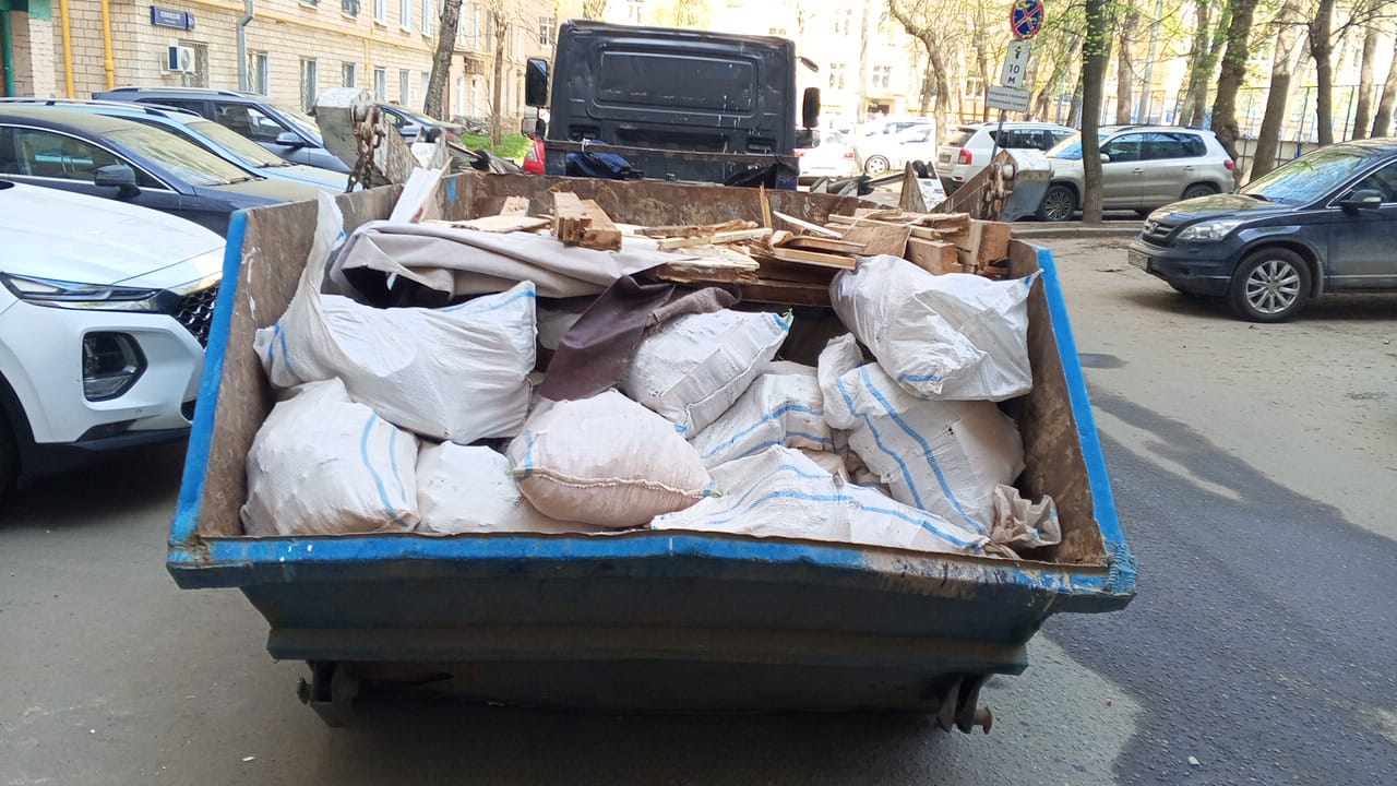 Вывоз мусора из магазина в Большой Камне в октябре