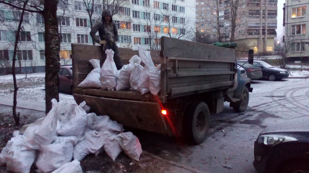 Вывоз мусора в мешках в Большой Камне в октябре