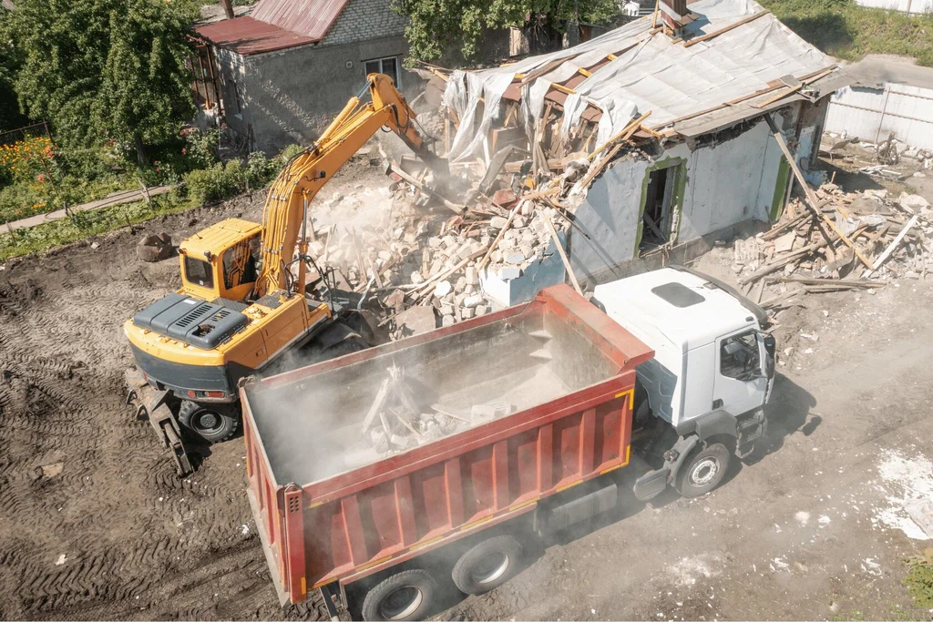 Вывоз мусора после сноса зданий с выездом в Большой Камне в октябре