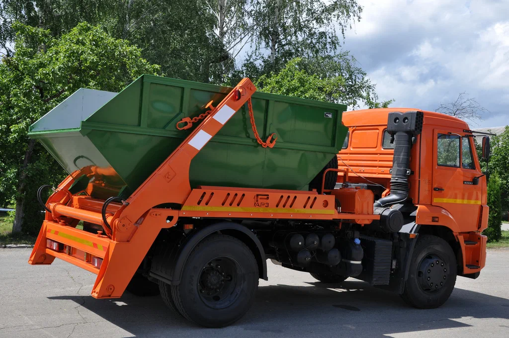 Заказ бункеровоза для вывоза мусора и отходов в Большой Камне в октябре