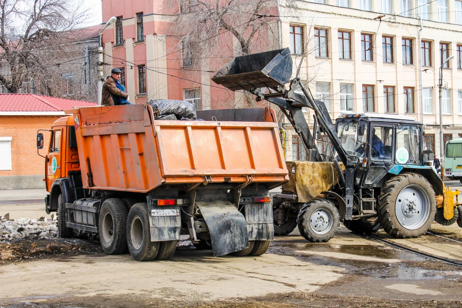 Вывоз мусора Камазом в Большой Камне – аренда и заказ Камаза 10 тонн от 2383 руб. в ПроМусор