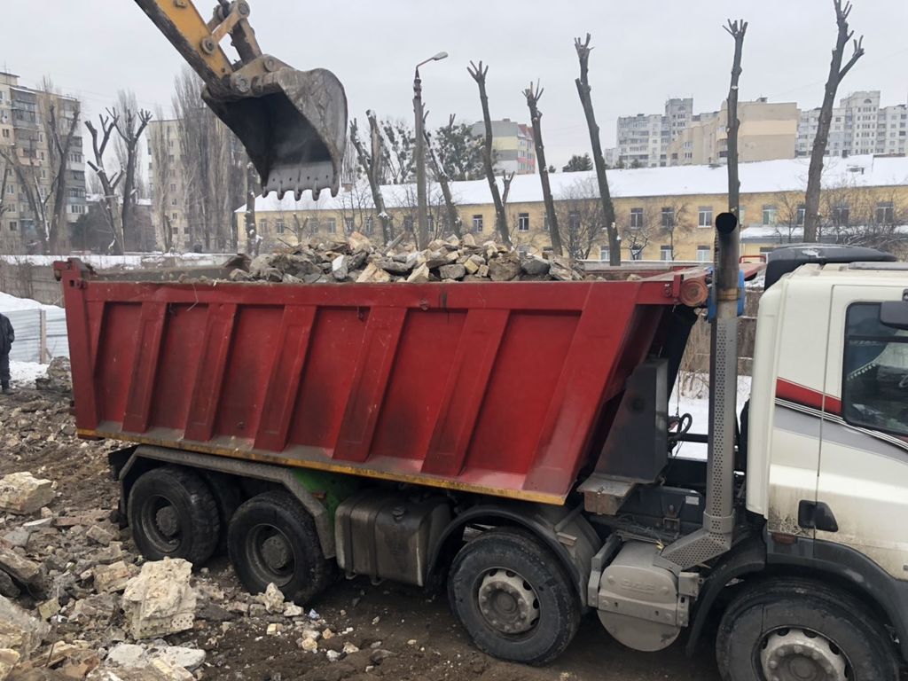 Вывоз мусора Камазом в Большой Камне в октябре