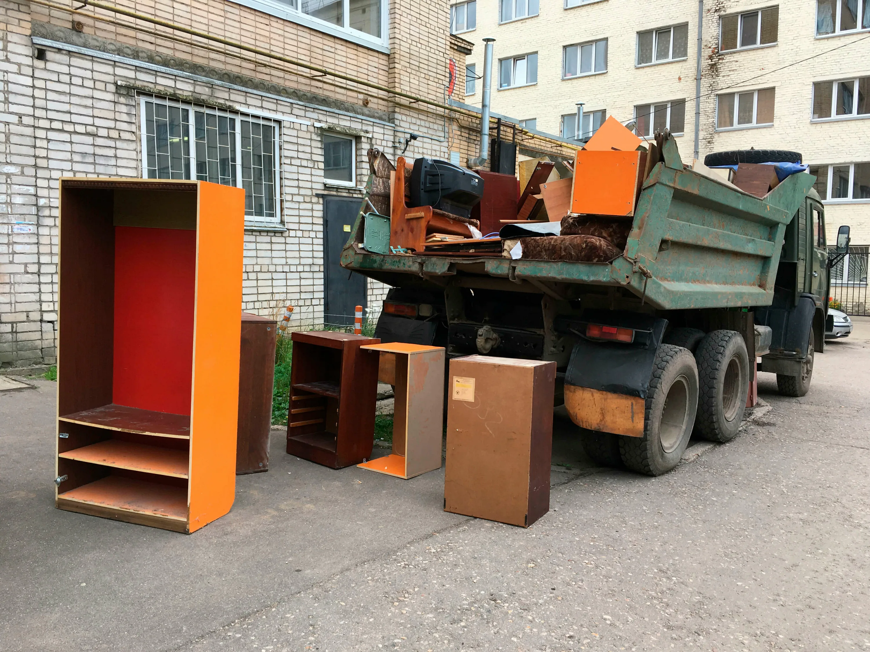 Утилизация старой мебели с вывозом и разбором в Большой Камне в октябре