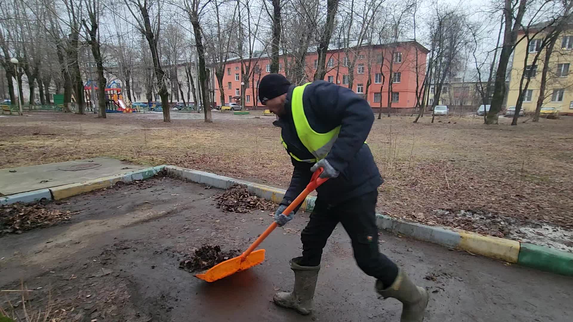 Уборка территорий в Большой Камне в октябре