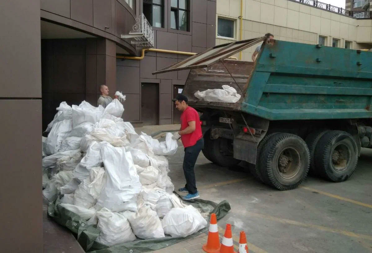 Вывоз мусора из подвала в Большой Камне от ПроМусор – уборка, разбор завалов и очистка, цены от 2434 руб