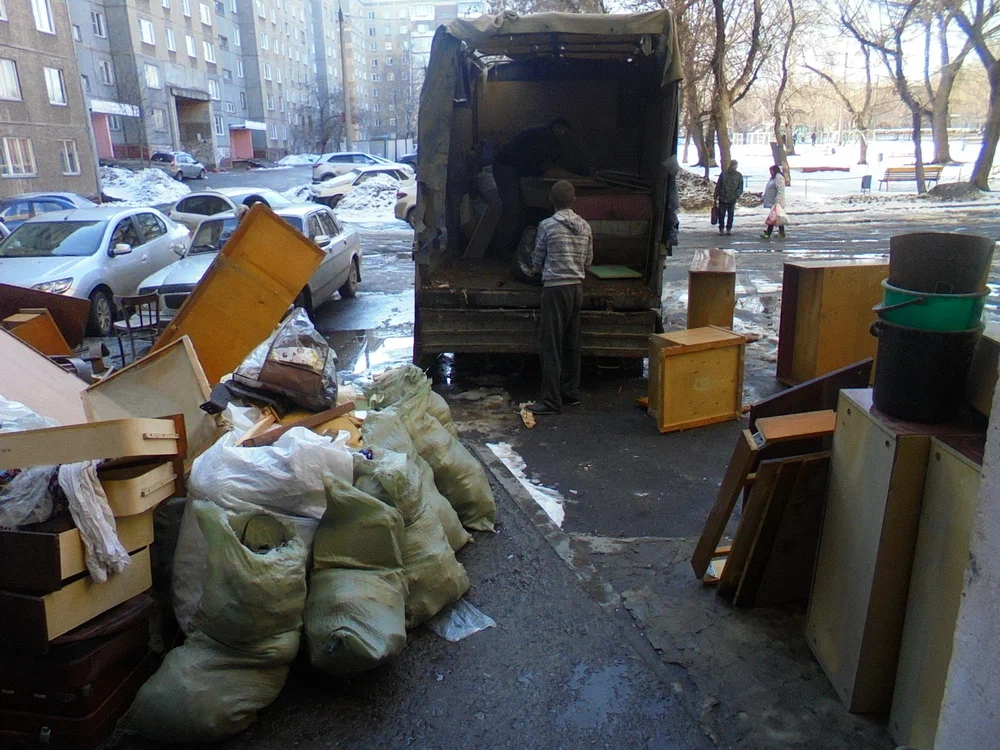Вывоз мусора из подвала с утилизацией в Большой Камне в октябре
