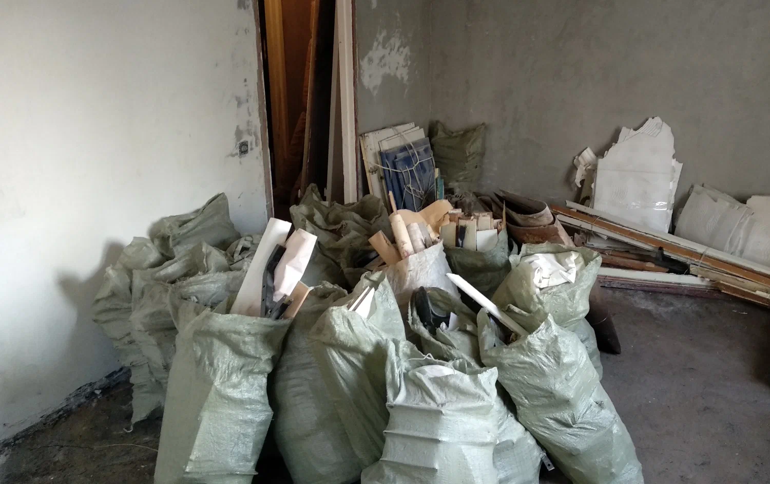 Уборка строительного мусора с вывозом и утилизацией в Большой Камне в октябре