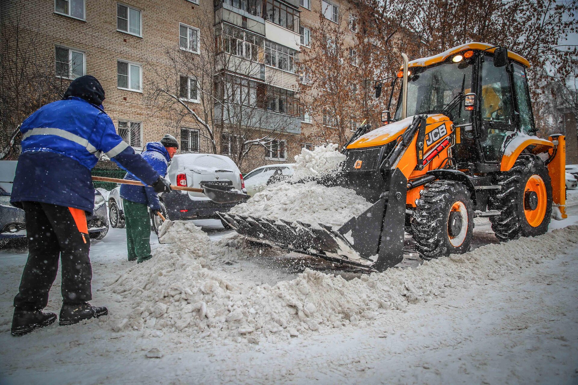 Очистка дворов от снега и наледи в Большой Камне — уборка снега, трактор и ручная, цены от 507 руб. | ПроМусор