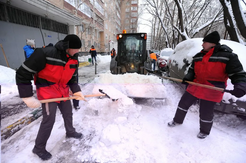 Очистка дворов от снега с гарантией результата в Большой Камне в октябре