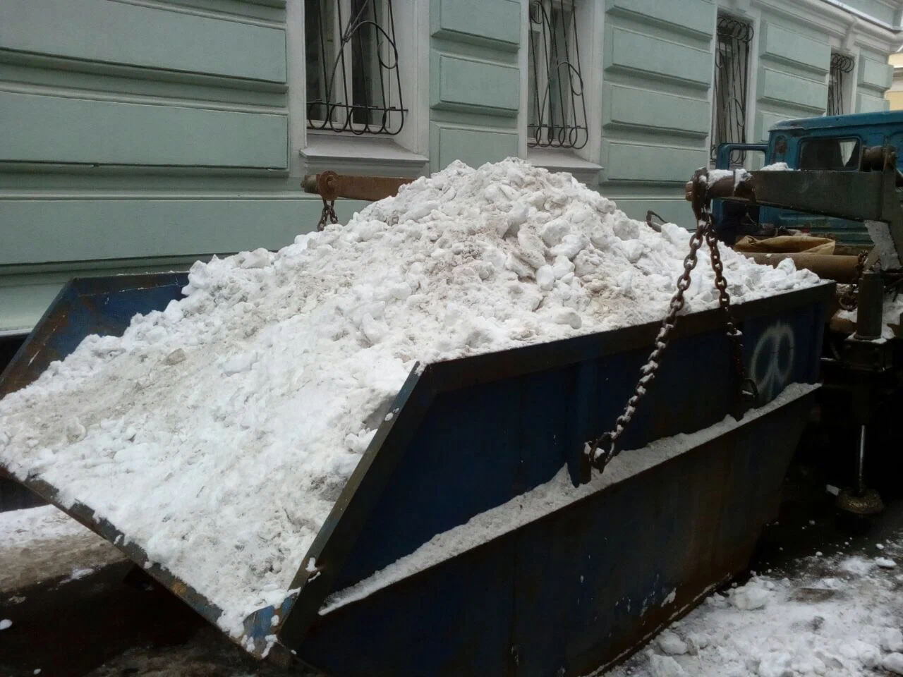 Вывоз снега контейнерами в Большой Камне в октябре
