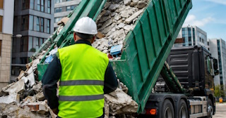 Вывоз строительного мусора в Большой Камне: услуги лицензированной компании — ПроМусор